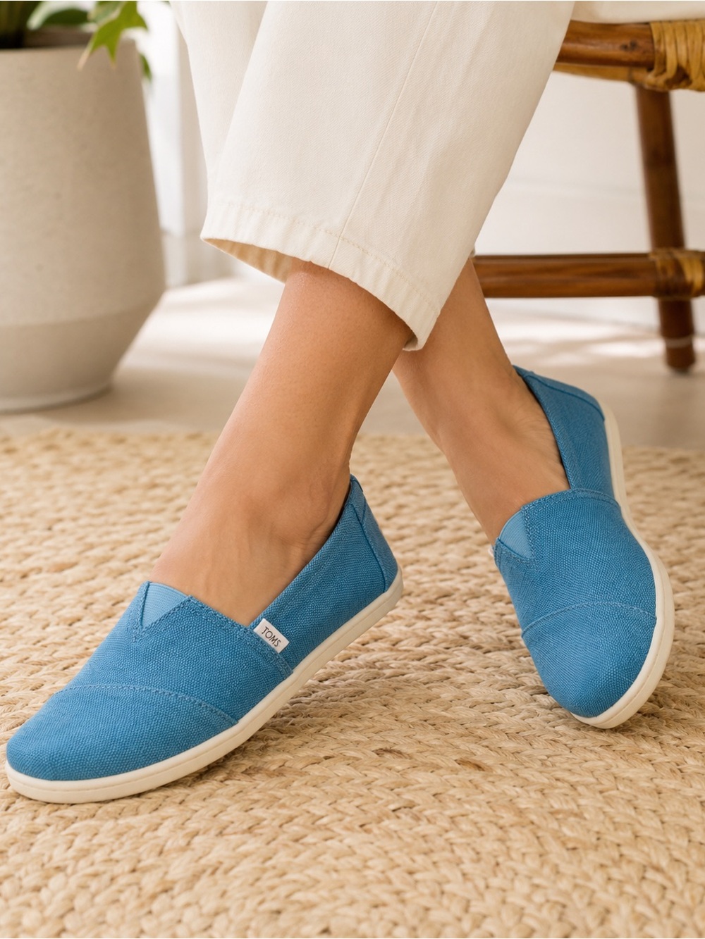 TOMS turquoise womens freetown size 7 preppy comfort shoes